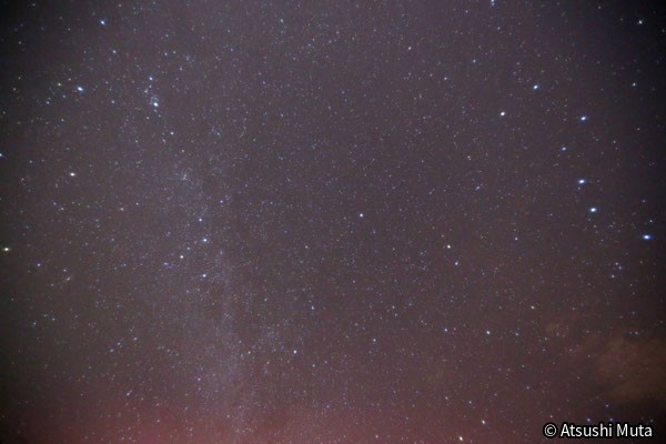 星空の中に淡く見える赤いオーロラ