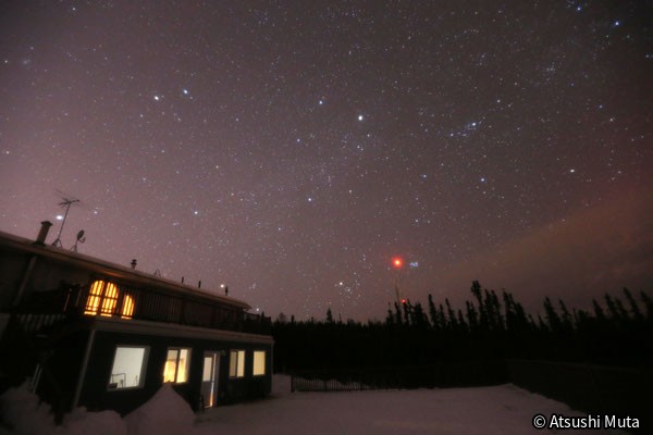 雪原の観測施設と星空