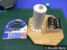 支持棒と乾電池ホルダーを台へ取り付けた状態