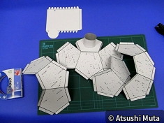正十二面体本体を折って組み立てる工程1