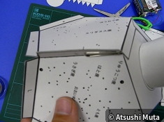 クリップで本体を固定する工程