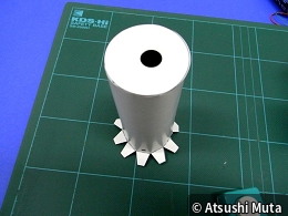 豆電球ソケット用の円板を支持棒へ取り付けた状態