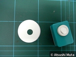豆電球ソケット用の穴をあける様子