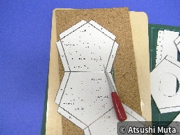 星の位置に穴をあける様子