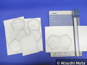 印刷した型紙をディスクカッターで下ごしらえする様子
