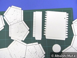 型紙の輪郭に沿ってはさみを入れる様子