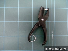 電線を通す小穴をあける位置