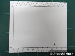 電線を通す小穴をあけた部品